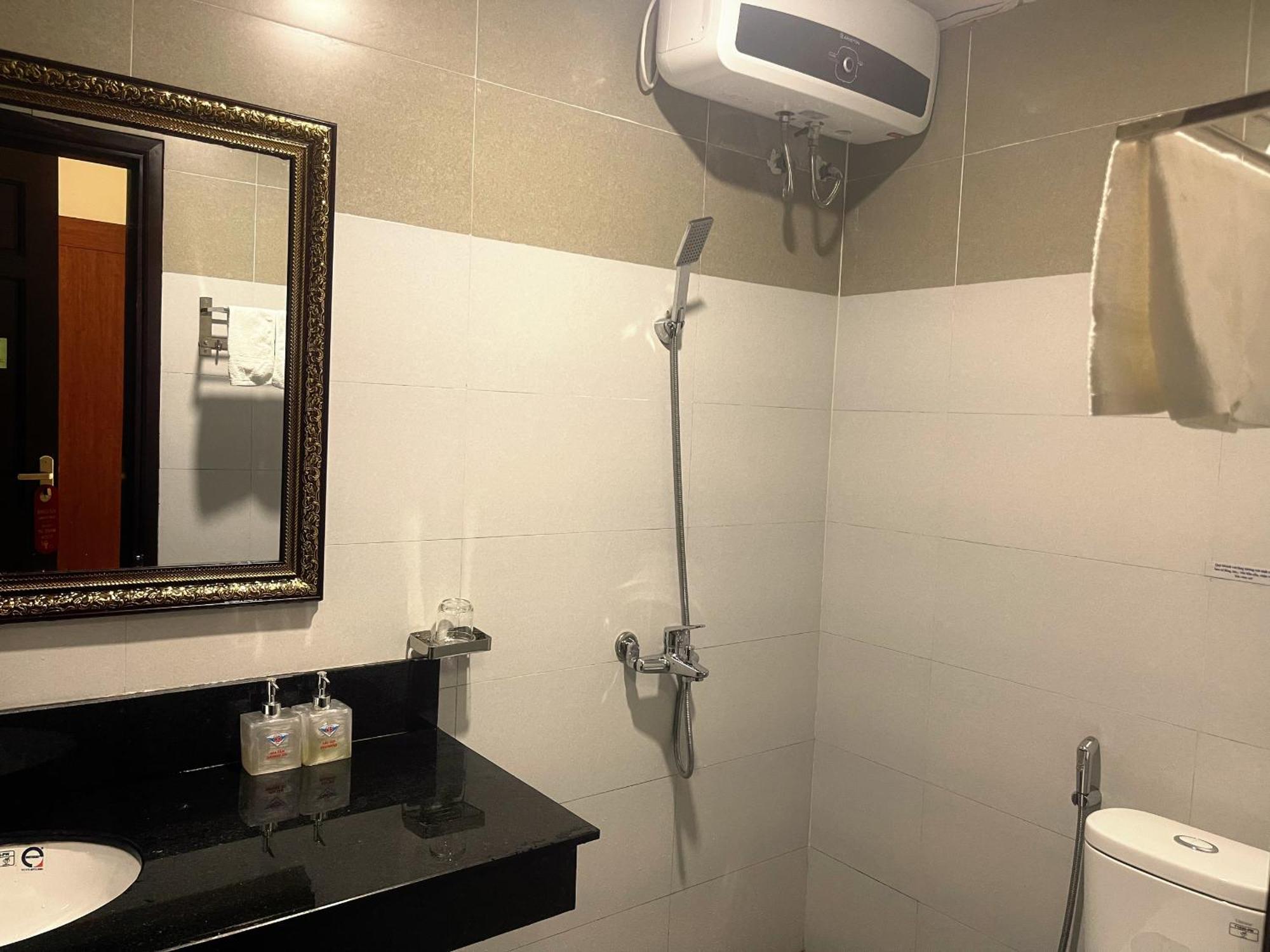 Hotel Khach San Hoa Binh Quang Tri à Dong Ha Extérieur photo