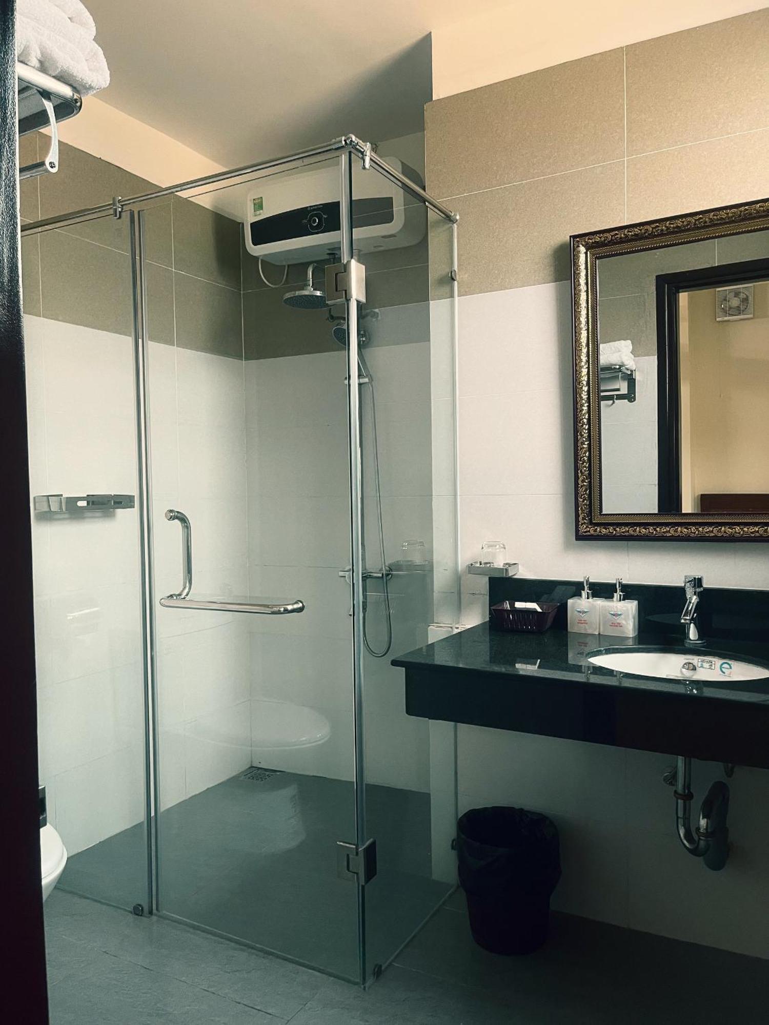 Hotel Khach San Hoa Binh Quang Tri à Dong Ha Extérieur photo