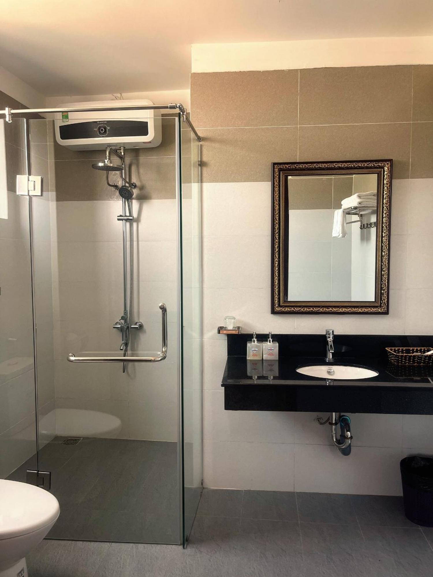 Hotel Khach San Hoa Binh Quang Tri à Dong Ha Extérieur photo