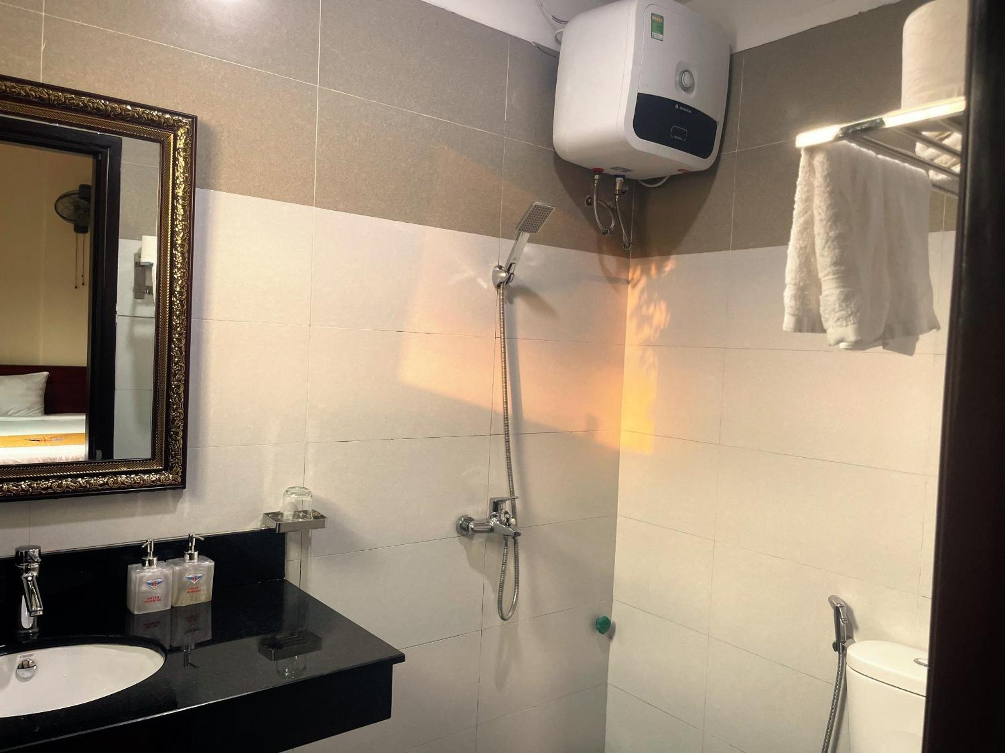 Hotel Khach San Hoa Binh Quang Tri à Dong Ha Extérieur photo